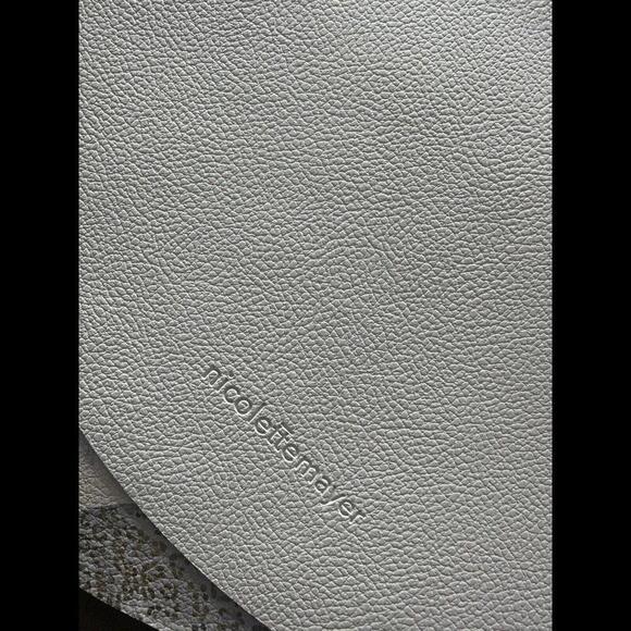 Nicolette Mayer Set Of 4 LEOPARD WALK CAMEO 16" ROUND PEBBLE PLACEMATS New $108 - Picture 2 of 2